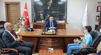 Karaköse başarılı öğrenciyi ödüllendirdi