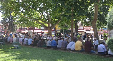 Kayseri'de dereceler 35'i gösterdi, vatandaşlar ağaç altlarına akın etti