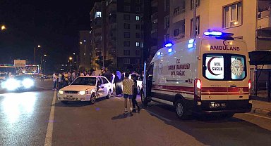 Kazada savrulan otomobil park halindeki 2 otomobile çarptı: 2 yaralı