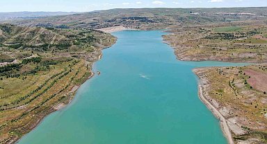 Kuruma noktasına gelen barajın suyu yükseldi, oltasını alan balık avlamaya geldi