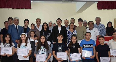 LGS'de başarı gösteren öğrencilere ödül verildi