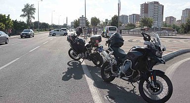 Motosikletli polis timi ile otomobil çarpıştı: 2 polis yaralı