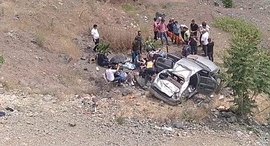 Otomobil Şarampole Yuvarlandı: 2 Yaralı