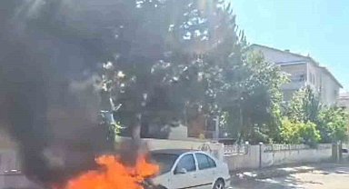 Park halindeki araç alev alev yandı