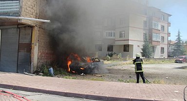 Park halindeyken yanan otomobil küle döndü