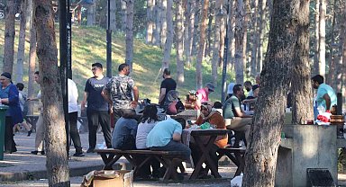 Sıcaktan bunalan vatandaşlar mesire alanlarına akın etti