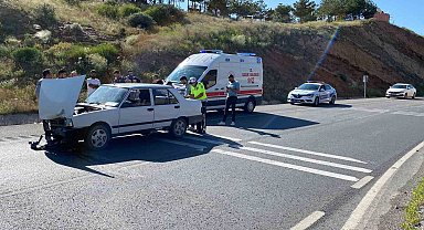 Sivas'ta iki otomobil çarpıştı: 2'si çocuk 4 yaralı