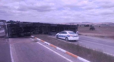 Sivas'ta saman yüklü tır devrildi