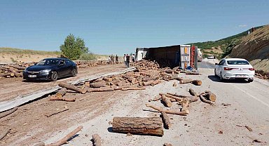 Sivas'ta tomruk yüklü kamyon devrildi: 1 ölü 1 yaralı