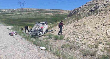 Takla atan araçtan emniyet kemeri sayesinde burunları bile kanamadan çıktılar