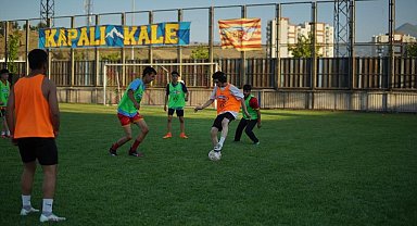 Taraftarlar, tribünden sahaya indi