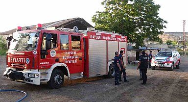 Temizlemek için girdiği plastik su tankında mahsur kaldı