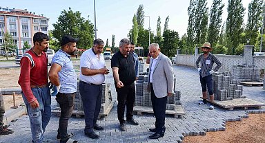 Yahyalı'da yeni açılan yollara parke döşeniyor