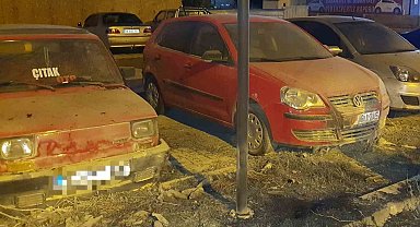 Yol kenarında çıkan ot yangınında park halindeki araçlar zarar gördü