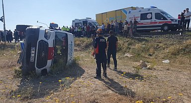 Yolcu minibüsü ile kamyon çarpıştı: 12 yaralı