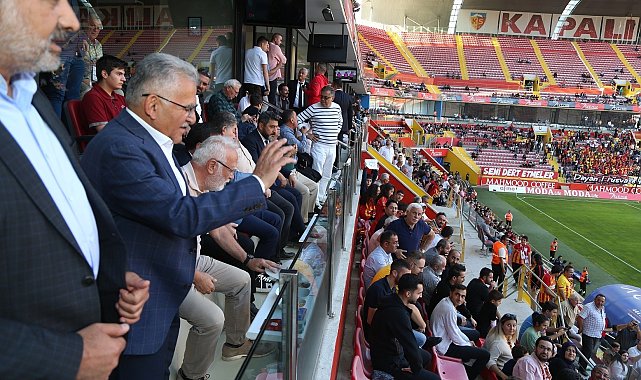 Başkan Büyükkılıç, galibiyeti taraftarlarla kutladı