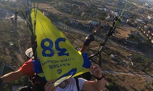 Paraşütte sözleşme imzaladı