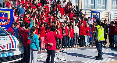 Jandarma 695 öğrenciye trafik eğitimi verdi