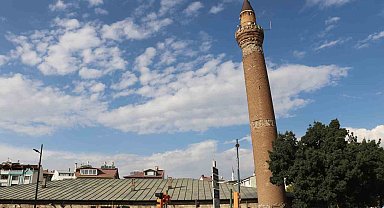 Türk ve İtalyan bilim adamları eğri minare için devrede