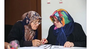 Kayseri Hacılar da Okuma yazma bilmeyen Kadınlar Hacılar Kaymakamlığı Aile Destek Merkezi'nde açılan kurs sayesinde okuma yazma öğreniyor