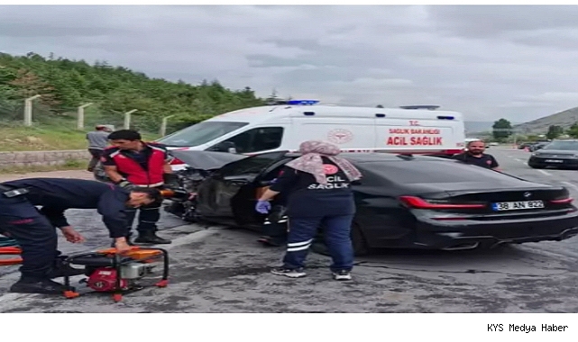 Kayseri'de iki otomobil çarpıştı: 2 ölü, 1 yaralı