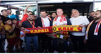 Kayserispor’un yeni teknik direktörü Markus Gisdol çiçeklerle karşılandı