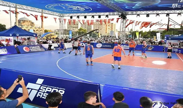 Kayseri’de düzenlenen 3x3 Uluslararası Basketbol Turnuvası devam ediyor