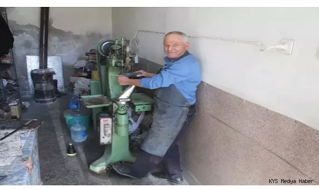 Babasından kalan 85 yıllık makine ile yarım asırdır ayakkabı tamir ediyor