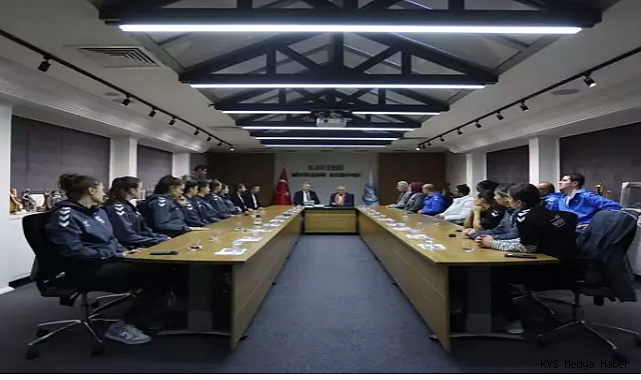 Melikgazi Kayseri Kadın Basketbol takımından Başkan Büyükkılıç’a zyaret