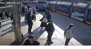 Tramvayın altın kalmaktan güvenlik görevlisi kurtardı; o anlar