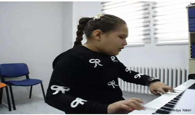 Absolut kulak'a sahip olan görme engelli Hira'nın hedefi, müzik öğretmeni olmak