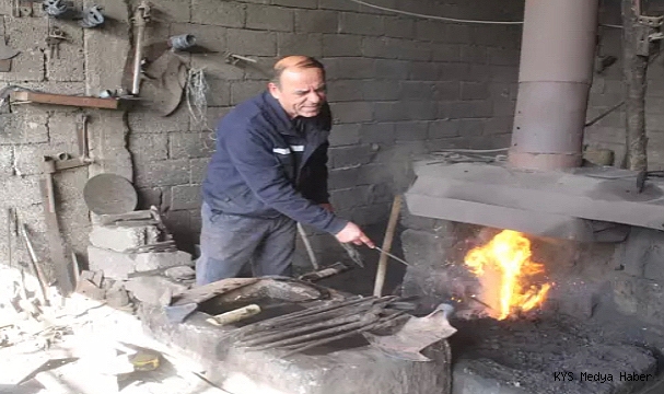 İlçenin tek demir ustası, dede mesleğini 52 yıldır sürdürüyor