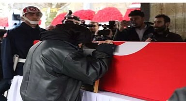 Şehit eşini, üniforması ile son yolculuğuna uğurladı