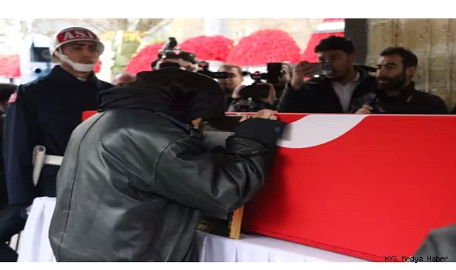 Şehit eşini, üniforması ile son yolculuğuna uğurladı
