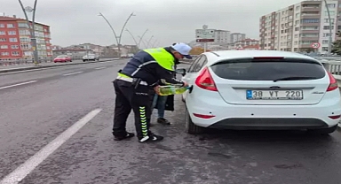Kayseri’de trafik polisi, benzini biten sürücüye yardım etti