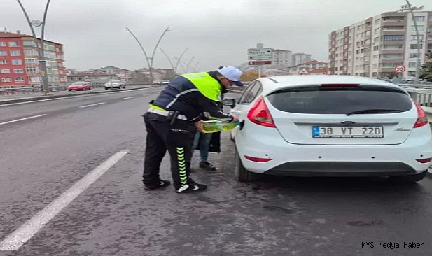 Kayseri’de trafik polisi, benzini biten sürücüye yardım etti