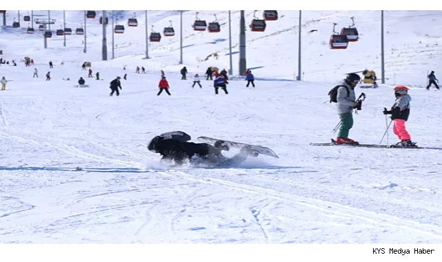Erciyes’te kayak ve snowboard yaparken düşenler kamerada