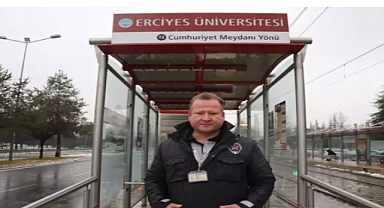 Görevli olduğu üniversitede öğrencilerden etkilenip, çocukluk hayali gazetecilik okuyor