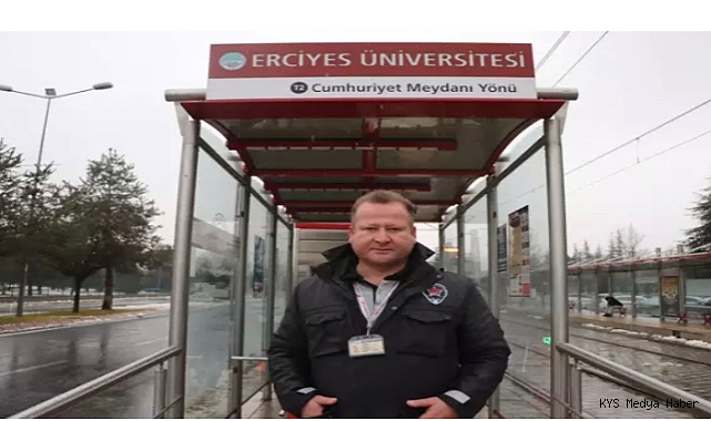 Görevli olduğu üniversitede öğrencilerden etkilenip, çocukluk hayali gazetecilik okuyor