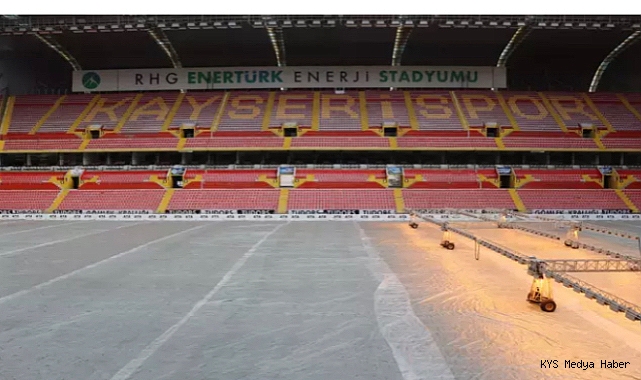 Hava sıcaklığı eksi 17 dereceyi gördü; Süper Lig ekibinin stadyumunun zeminine naylon örtü serildi