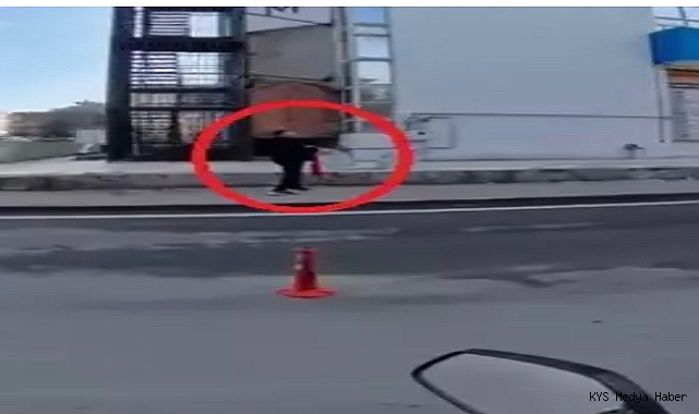 Yerdeki bayrağı koşarak aldı