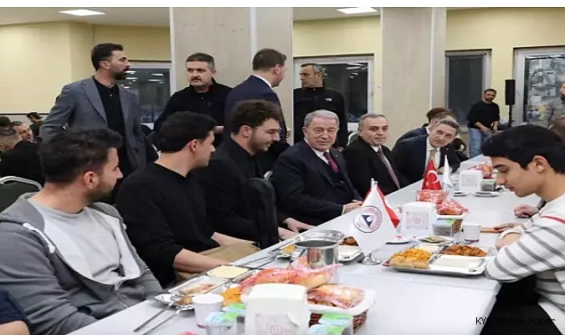 Hulusi Akar, ERÜ’de öğrencilerle iftarda buluştu