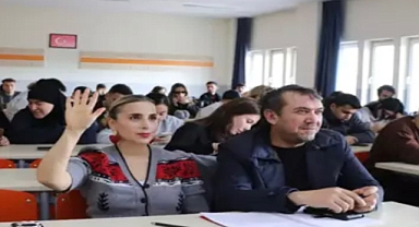 Kayseri'de 27 yıldır evli çift, üniversitede sıra arkadaşı oldu