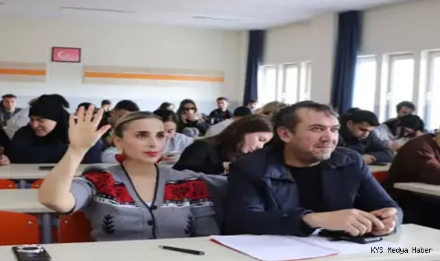 Kayseri'de 27 yıldır evli çift, üniversitede sıra arkadaşı oldu