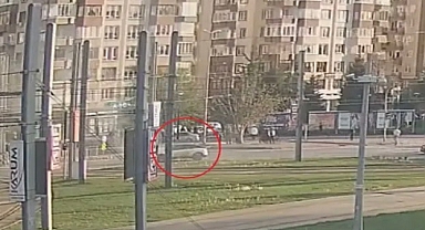 Alev alan elektrikli otomobile yangın battaniyesiyle müdahale kamerada