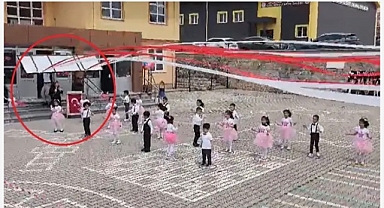 Anaokulu bahçesinde gösteri yapan öğretmen ve öğrencilerin üzerine tabela düştü; olay kamerada