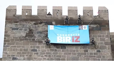 Polis Teşkilatı'nın 181’inci yılında özel harekattan Kayseri Kalesi’nde halatlı iniş gösterisi