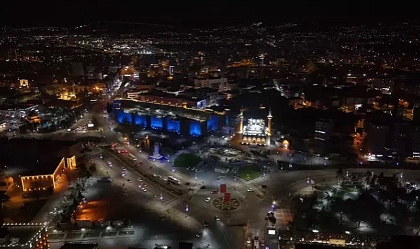 Tarihi Kayseri Kalesi ve saat kulesine ‘otizm’ farkındalığıKAYSERİ 