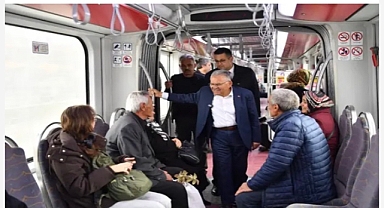 Başkan Büyükkılıç’tan tramvay yolculuğu